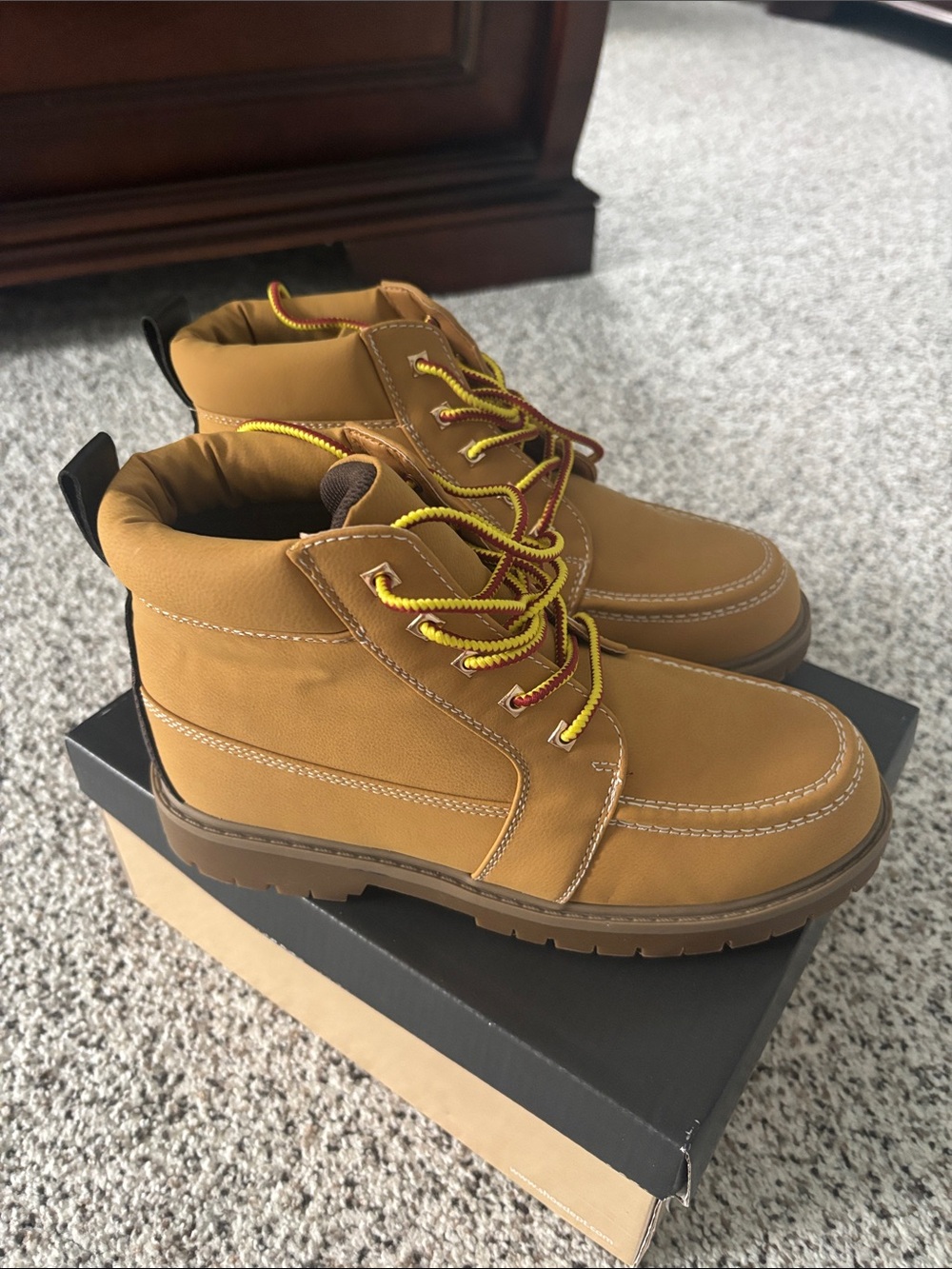 Nwt boys boots sz 4.5